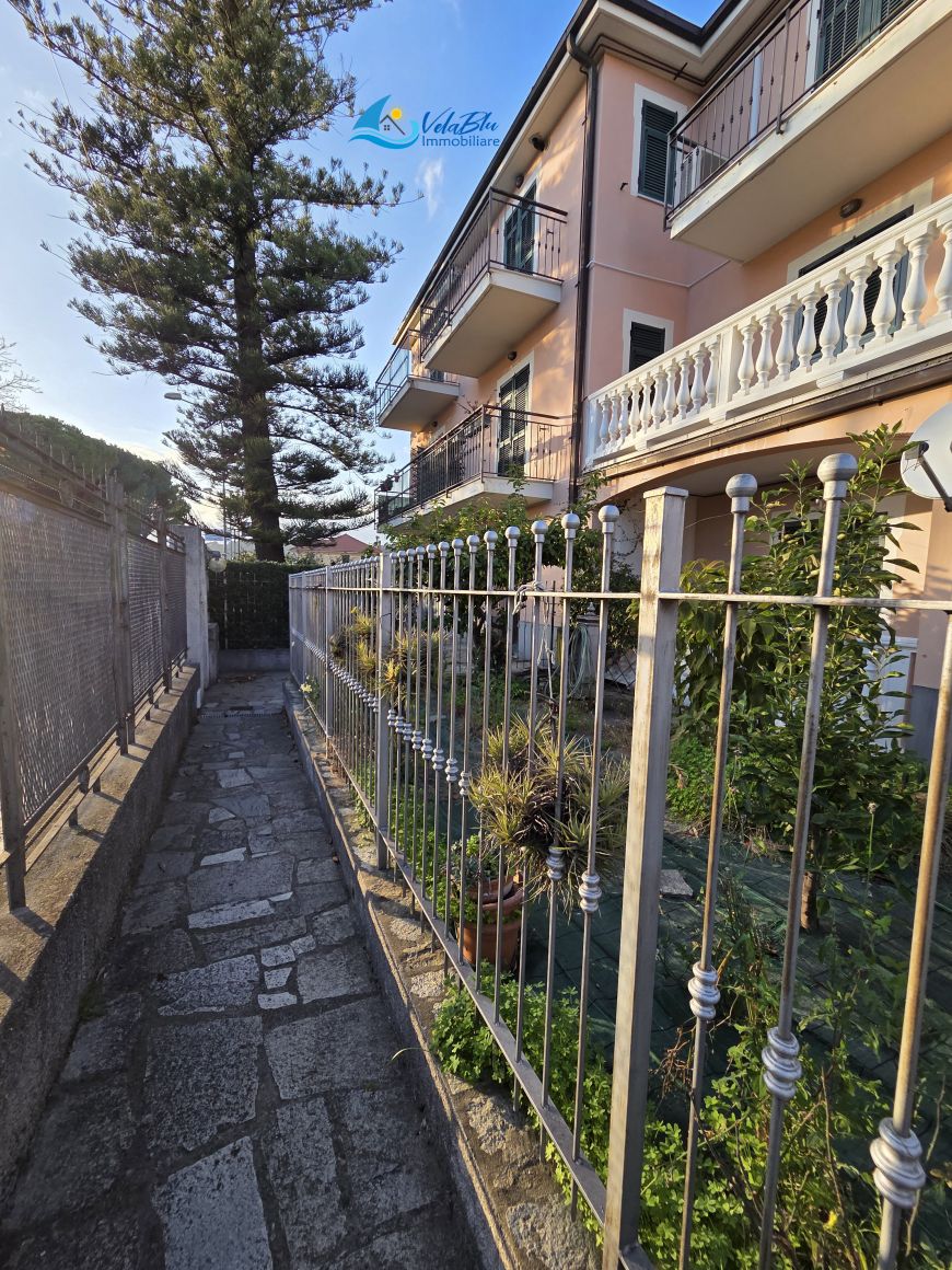 AD UN PASSO DAL BLU | Cervo (IM) - Bilocale con portico e giardino